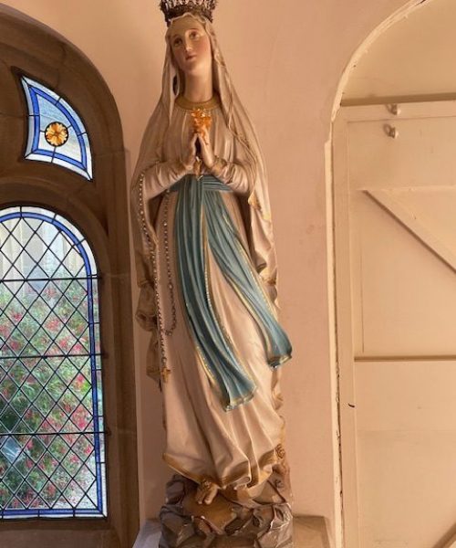 Statue de la Vierge dans l'entrée du cloître